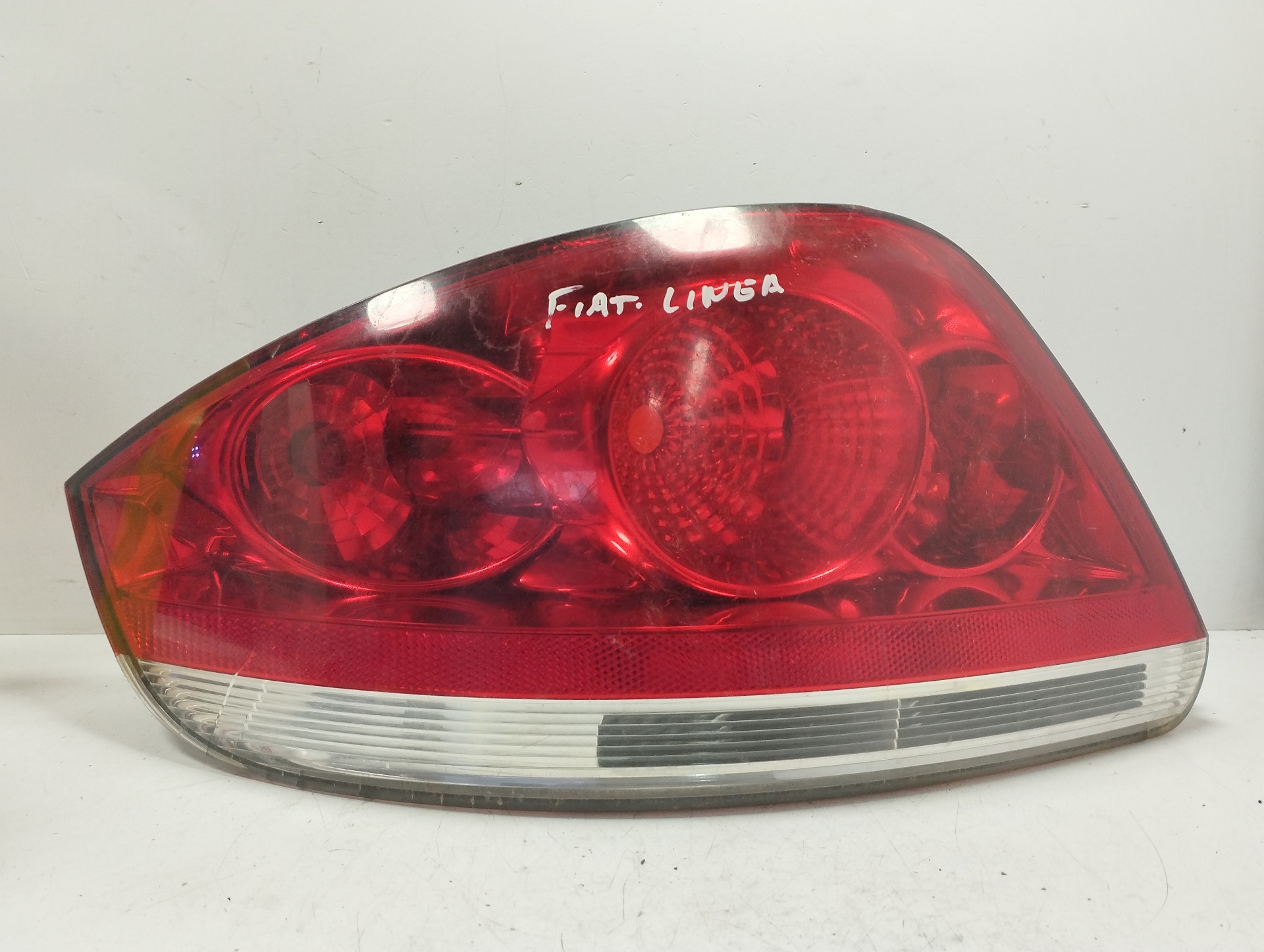 Rückleuchte außen links FIAT LINEA 110