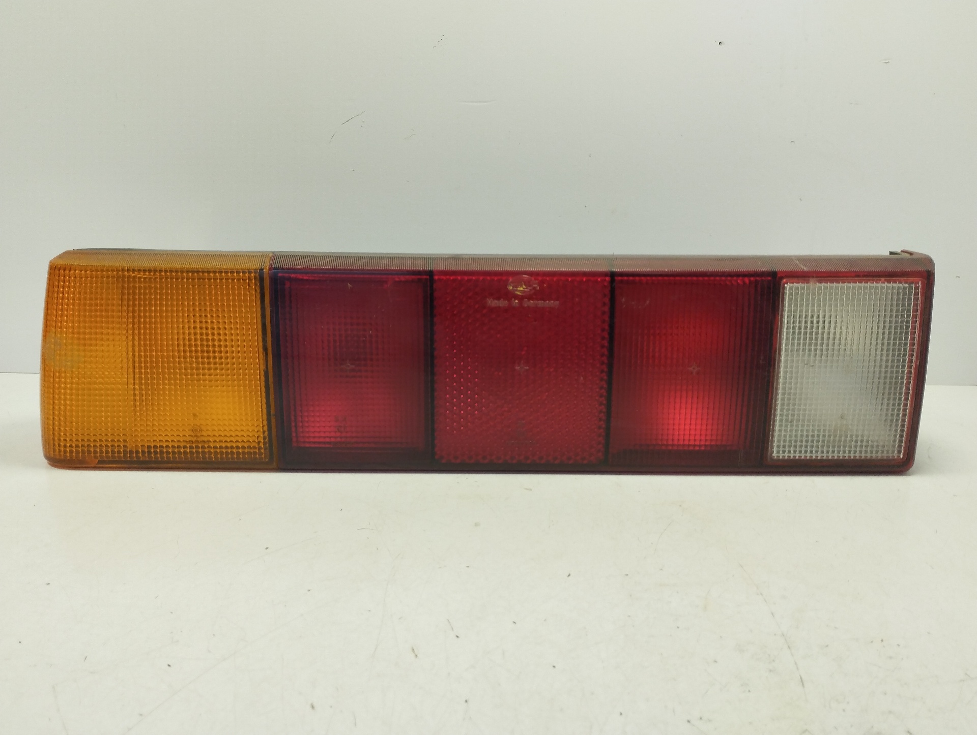 FEU ARRIÈRE GAUCHE VOLKSWAGEN SANTANA 327 | 325945111A
