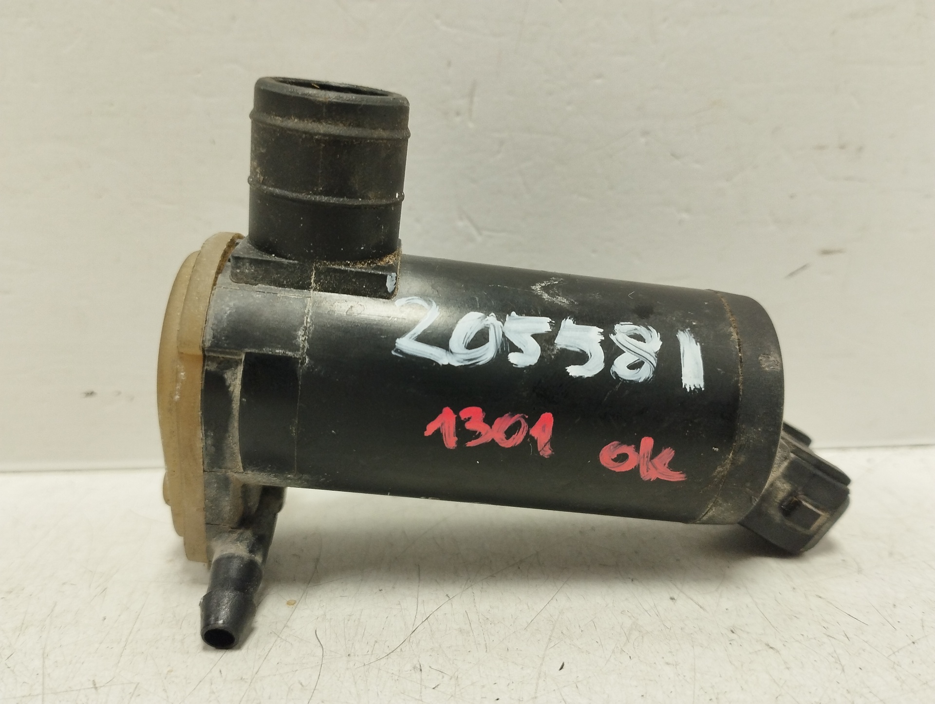 POMPE D'EAU DE NETTOYAGE DU PARE BRISE FORD ESCORT BERL./TURNIER | 93BB17K624BA